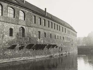 Halle (Saale), Neue Residenz (Universitätsinstitut, Geiseltalmuseum). Ansicht von Westen über den Mühlgraben