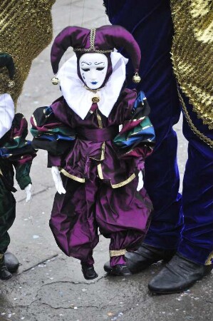 Karneval in Venedig : Masken - Marionette. Aufgenommen am Rosenmontag, dem 20. Februar 2012 auf dem Markusplatz in Venedig