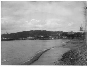 Saint-Pierre, Martinique. Blick vom Strand über Bucht gegen Häuser und Kirchturm