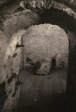Bautzen. Ortenburg. Verlies in der Fronfeste, Nordzelle mit Schließstein und Luftschlitz