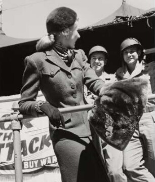 Modeaufnahme, Modell Libby Lee mit zwei Marines (Mademoiselle)