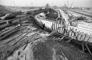 Bau einer neuen Brücke über die Autobahn bei Karlsruhe-Durlach für sechsspurigen Autoverkehr zwischen Durlach und dem Autobahndreieck Karlsruhe