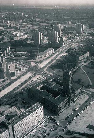 Berlin: Ost; Blick vom Fernsehturm; Rathaus - Nicolai Viertel