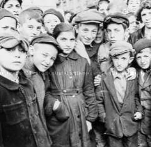 Kinder auf dem Kercelak-Platz im Warschauer Ghetto