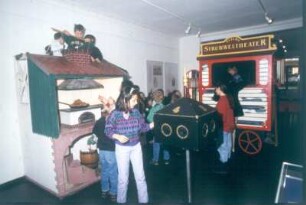 Frankfurt (Main). Struwelpeter-Museum. Blick in einen Teil des Spielzimmers im Museum