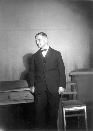 Porträt Franz Jung (1888-1963; Schriftsteller) anläßlich der Uraufführung von dessen Schauspiel "Legende", Staatsschauspiel Dresden 13.10.1927. Aufnahme im Bühnenbild "Wohnküche Richter". Fotografie (Negativabzug auf Papier) von Ursula Richter