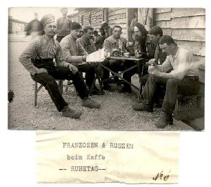 Kriegsgefangenenlager Puchheim: Nr. 6: Franzosen und Russen beim Kaffee