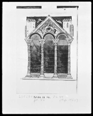 Evangeliar — Kanontafel mit Architektur und drei Evangelistensymbolen, Folio 5verso