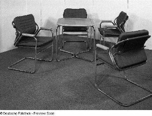 Armlehnstuhl : Tisch und vier Armlehnstühle (1984; VEB Möbelkombinat Dessau)