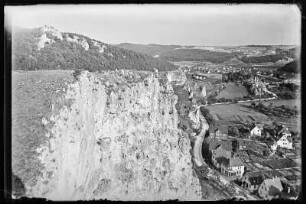 Blaubeuren. Stadtteilansicht mit Kletterfelsen
