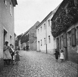Ansicht einer Straße mit Kindern