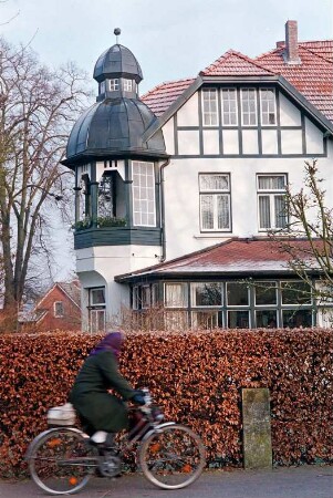 Tremsbütteler Weg 2 / Ecke Struhbarg: Villa: Straßenfront mit Wintergarten, Teilansicht, an Zwerchgiebel Fachwerk: an Gebäudeecke Runderker mit Freisitz, darüber gestaffelte Haube mit Laterne: vorne Gartenhecke