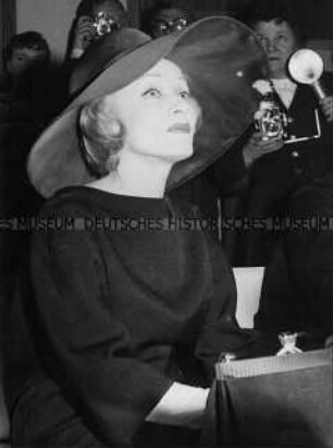 Marlene Dietrich bei einem Presseempfang im Hilton-Hotel anlässlich ihres Berliner Gastspiels
