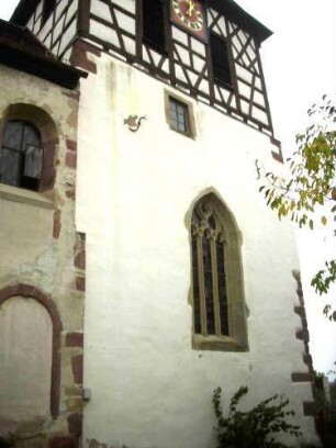 Kirchturm von Süden (im Kern Romanischer Chorturm mit Turmchor)-Gotisches Maßwerkfenster im 15 Jh eingesetzt - Glockenstube 1505 in Fachwerk erneuert