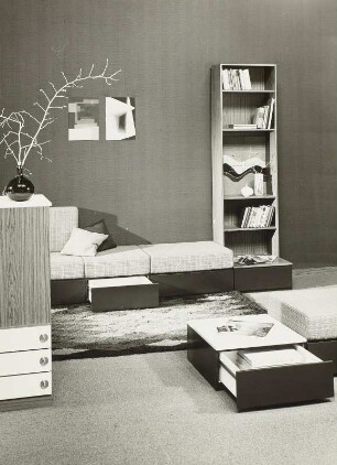Anbauwand "Smaragd" : Wohnzimmermöbel. Teil der Anbauwand "Smaragd" (1976; Möbelkombinat Erfurt (MKE)) und Regal mit Sitzreihe