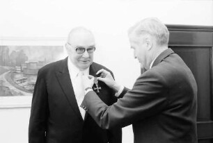 Freiburg: Regierungspräsidium; Bundesverdienstkreuz für Schachmeister Friedrich Stork durch Vizepräsident Bittighofer