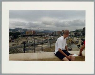 Junger Mann blickt auf Baustelle, Bilbao