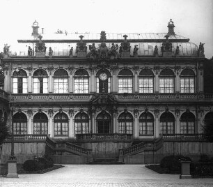 Dresden, Zwinger, Mathematisch-Physikalischer Pavillon, Hauptfassade; 1709-1728: Matthäus Daniel Pöppelmann; Balthasar Permoser; 1847-1854: Gemäldegalerie von Gottfried Semper; Pöppelmann, Matthäus Daniel; Permoser, Balthasar