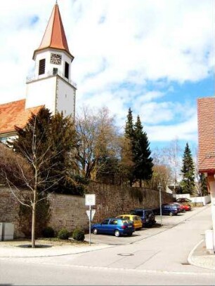 Ansicht von Südosten über Ostflanke mit Kirchturm (Geschosse Romanisch - Glockenstube und Dach 1818 erneuert) über Kirchhofmauer (Wehrgang im 19 Jh abgetragen)
