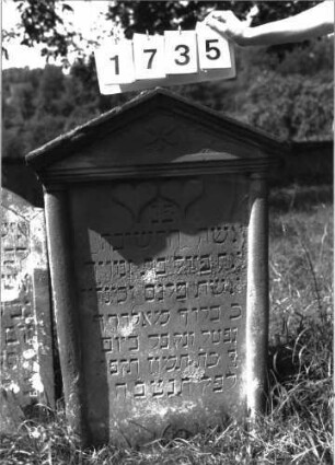 Grabstein 1735 (Index: 100097668) Maße HxBxT: 115x67x19 cm Symbolik: Rosette, zwei Herzen: Grabstein 1735