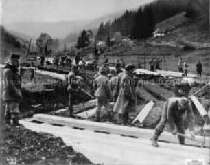 Österreichische Soldaten bauen eine Zufahrtsstraße an der russischen Front