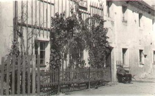 Ernst Barth vor seinem Wohnhaus in Briesing : Bydlenski dom Arnošta Barta w Brězynce - na ławce sedźo Arnošt Bart