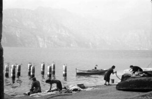 Malcesine: Gardasee, Wäscherinnen am See, Hintergrund Boot und See