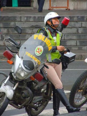 Lima - Motorisierte Verkehrspolizistin : Verkehrspolizisten stehen mit ihren Motorrädern auf der Plaza de Armas im Zentrum der Hauptstadt vor dem Präsidentenpalast. Aufgenommen am 27. August 2011 in Lima