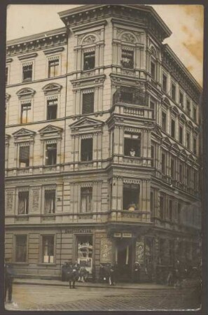 Ansichtskarte Destillation an der Straßenecke, Hollmannstraße