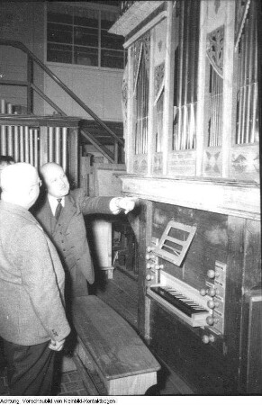 Dresden, Kreuzschüler im Orgelbaubetrieb Jehmlich, 1957