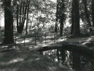 Uhyst. Volkspark, Schloßstraße (um 1955 Neugestaltung). Fußgängerbrücke mit Wehr