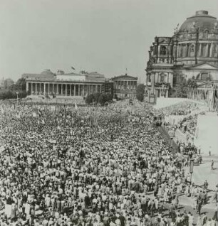 Berlin, Marx-Engels-Platz (Schloßplatz) mit Großkundgebung zu Ehren des sowjetischen Kosmonauten Major German Titow