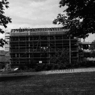 Mewesstraße: Amt Bad Oldesloe-Land: eingerüsteter Rohbau des Amtshauses und der Kreisverwaltung Stormarn [später Gebäude E]: links auf Dach Arbeiter: vorn Kurparkhügel