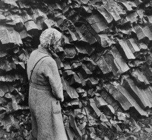 Felsen mit kristallinischem Basalt, davor Lotte Ehrhardt, Island