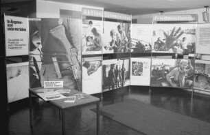 Freiburg: Kongresshalle [am Karlsplatz], Ausstellungstafeln im Foyer