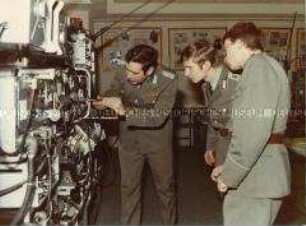 Ausbildung an Funkgeräten an der Offiziershochschule "Ernst Thälmann"