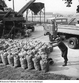 Landwirtschaft (Lagerhäuser, Neubau, Kongreß mit Krolikowski, Buchstand, Kartoffelsortieren, Gewächshaus, Kartoffeln, Getreideernte mit Mähdreschern, Auszeichnung auf dem Feld, Pflügen, Pflanzhütchen)