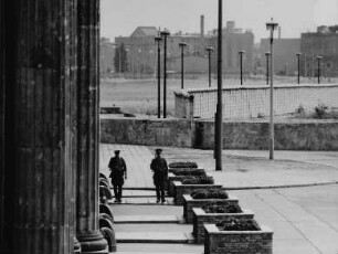 Blick über den Platz vor dem Brandenburger Tor über die Staatsgrenze nach Westberlin/Berliner Mauer