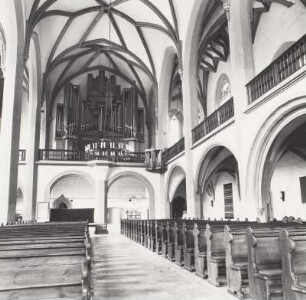 Jena. Stadtkirche Sankt Michael (um 1390 begonnen). Blick durch das Langhaus nach Westen zur Orgel von Schuke (1963)