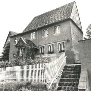 Colditz, Schloßgasse 9. Wohnhaus (18. Jh.). Straßenansicht mit Hausgarten und Treppenaufgang