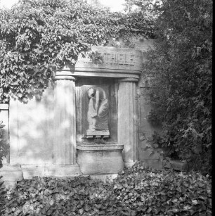 Wandgrabmal der Familie Thiele : Wandgrabmal der Familie Thiele. Diorit, Zinkguss (wohl um 1910). Chemnitz, Sankt-Andreas-Friedhof