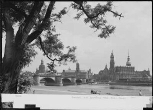 Dresden, Blick vom Neustädter Elbufer in Höhe des Japanischen Palais nach Südosten auf die Altstadt