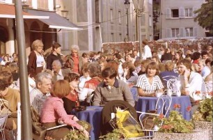 Freiburg: Kaffeegäste am Ratskeller und Rappen