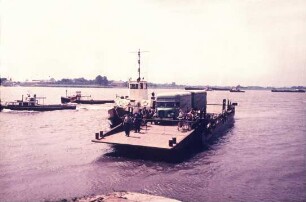 Großfähre am Rhein bei Emmerich