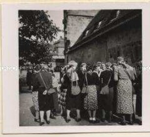 Frauen vor der Landfrauenschule in der "Alten Hofhaltung" in Bamberg