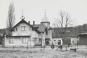 Radebeul, Paulsbergweg 32. Wohnhaus "Landhaus Perle" (um 1890) und Wirtschaftsgebäude