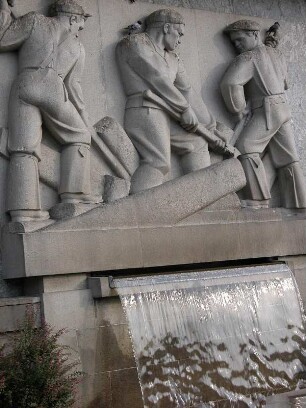 Oslo - Arbeiterfiguren : Figurenrelief am Rathaus. Aufgenommen in Oslo im September 2004