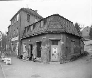 Bad Brambach, Wilhelm-Pieck-Straße 1. Wohnhaus mit Laden. Eckansicht