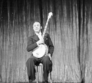 Scala: Ken Harvey spielt Banjo; sieht ins Publikum
