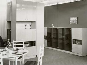 Anbauwand : Wohnzimmermöbel (1974; VEB Möbelkombinat Wi-We-Na). Ansicht mit Anbauwandteilen als Raumteiler, Flachstrecke und Eßplatz